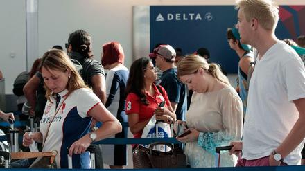 Gestrandete Delta-Passagiere auf dem LaGuardia Airport in New York. 