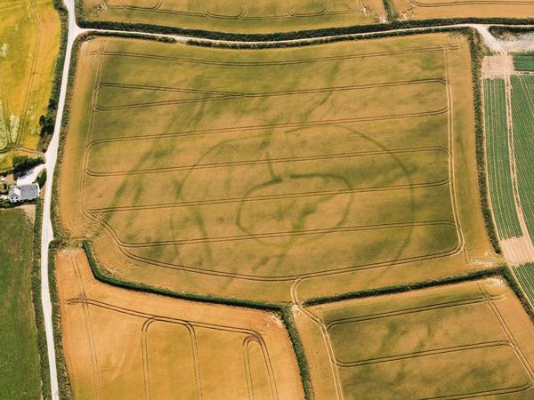 Prähistorische Siedlung bei Lansallos, Cornwall, eine von dutzenden neuen Entdeckungen in der Region. Ungewöhnlich ist der Doppelgraben mit seinen parallelen Verbindungen. Wahrscheinlich ist die Siedlung bronze- oder eisenzeitlich. Zwiuschen den gräben wurde vermutlich Vieh gehalten. 