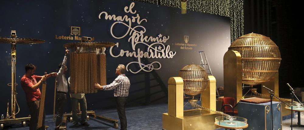 Im königlich Theater von Madrid wird die jährliche Lotterie vorbereitet. 