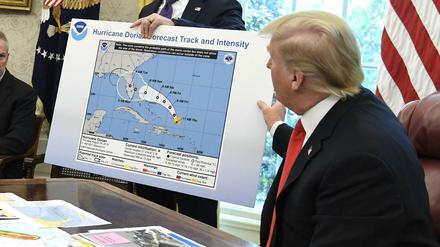 Trump mit der Hurrican-Karte inklusive der mit schwarzem Filzstift ergänzten Fläche