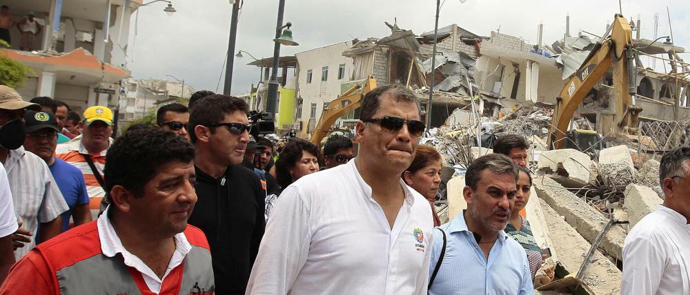 Staatspräsident Rafael Correa (Mitte) veranschlagt die Schäden auf drei Milliarden Dollar (knapp 2,7 Milliarden Euro).
