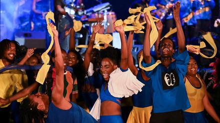 Tänzer treten während der Zeremonie auf, um die Geburt einer neuen Republik in Barbados zu feiern. 