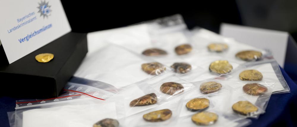 Vergleichsmünzen werden während einer Pressekonferenz des bayerischen Landeskriminalamts und der Staatsanwaltschaft München zu den Festnahmen im Fall des Manchinger Goldschatz-Diebstahls präsentiert.