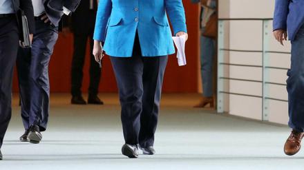 Angela Merkel trägt ein Paar schwarze Schuhe (Archivbild).