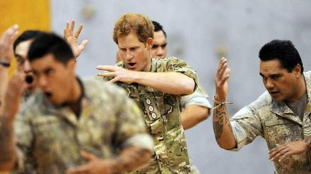 Prinz Harry lernt den Haka-Tanz mit der Armee in Neuseeland. 