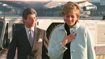  Prinzessin Diana und ihr Privatsekretär Patrick Jephson gehen auf dem Flughafen Heathrow (Archivbild).