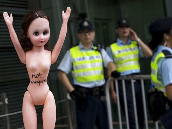 "Keine Waffe" steht auf einer nackte Puppe während der Demonstration für eine Demonstrantin in Hongkong. 
