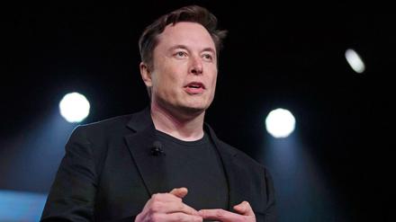 Tesla-Chef Elon Musk spricht bei einer Präsentation Kalifornien. 