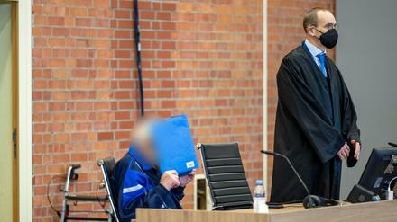 Der Angeklagte, ein mutmaßlicher früherer KZ-Wachmann (links), und sein Anwalt Stefan Waterkamp warten im Gerichtssaal im Januar auf den Beginn der Verhandlung (Archivbild).