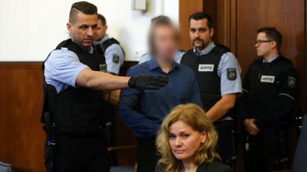 Der Angeklagte Sergej W. wird am 21.12.2017 im Landgericht in Dortmund (Nordrhein-Westfalen) zur Anklagebank gebracht. 