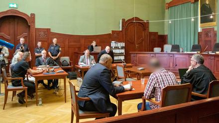 Der wegen Mordes angeklagter Marokkaner (2.v.r.) sitzt zu Prozessbeginn im Landgericht Bayreuth.