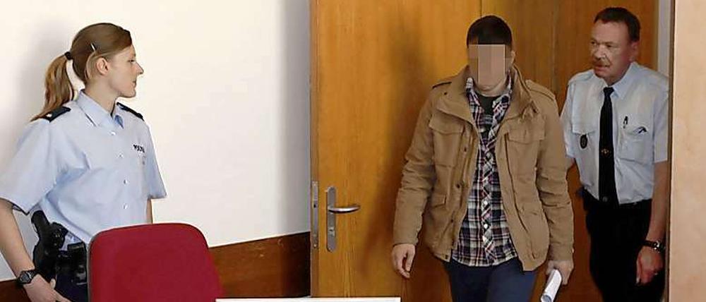 Der Angeklagte Osman Ö. hat am Montag im Landgericht in Detmold den Mord an seiner Schwester Arzu gestanden.