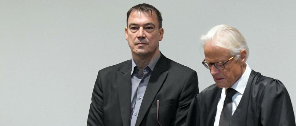Der Angeklagte Linus Förster (l) im Landgericht Augsburg neben seinem Verteidiger Walter Rubach. 