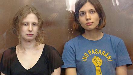Die Mitglieder der russischen Punkband Nadeschda Tolokonnikowa (l) und Maria Aljochina sitzen während der Gerichtsverhandlung in einem Käfig in Moskau.