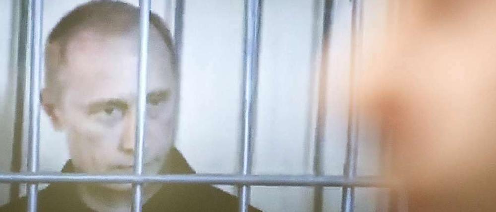 Der russische Regierungschef Wladimir Putin hinter Gittern. Die Video-Montage haben auf Youtube bereits über 1,5 Millionen Menschen angeklickt. 