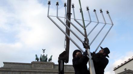 Rabbiner zur Feier des jüdischen Chanukka-Fest im Dezember am Brandenburger Tor.