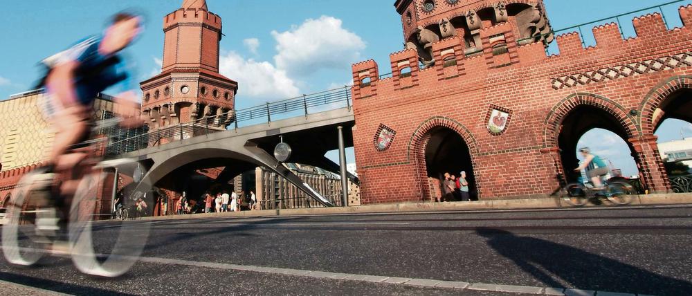 Ein Radfahrer rast über die Oberbaumbrücke in Berlin. Ein Drittel hält Radfahrer für rücksichtslos.