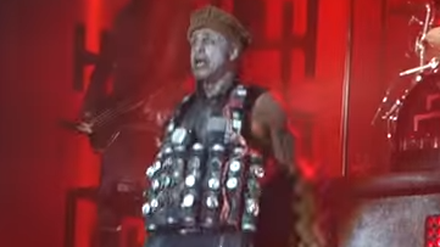 Rammstein-Sänger Till Lindemann mit "Sprengstoffweste" beim Festival "Rock in Vienna". 
