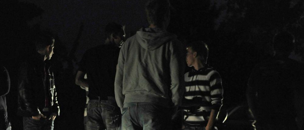 Jugendliche mit Alkohol nachts vor einer Schule. In Köln haben Abiturienten zum Schulabschluss randaliert. 