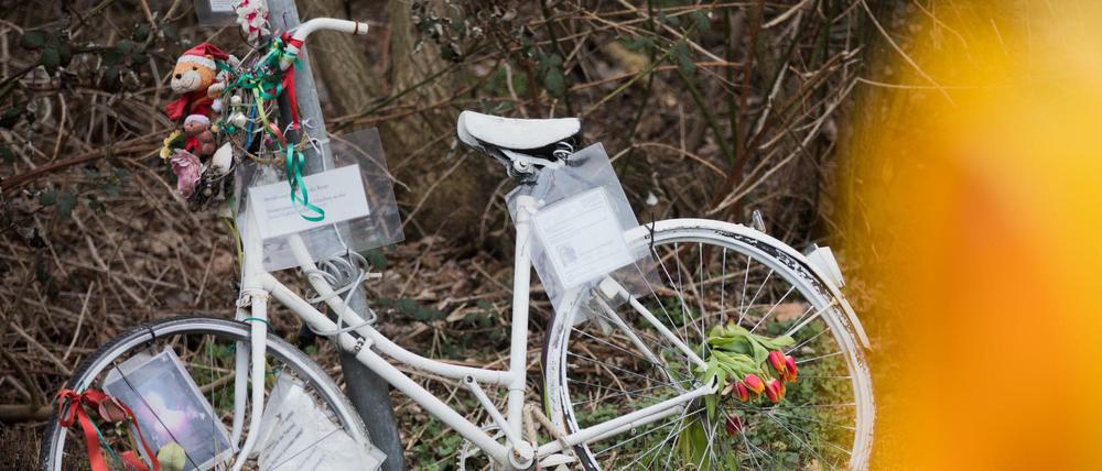 Ein weißes Fahrrad am Tatort in Gedenken an das Opfer der Kölner Raser