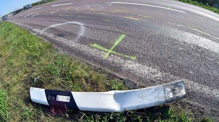 Bei einem Unfall in Halle an der Saale kamen ein Polizist und ein Motorradfahrer ums Leben. 
