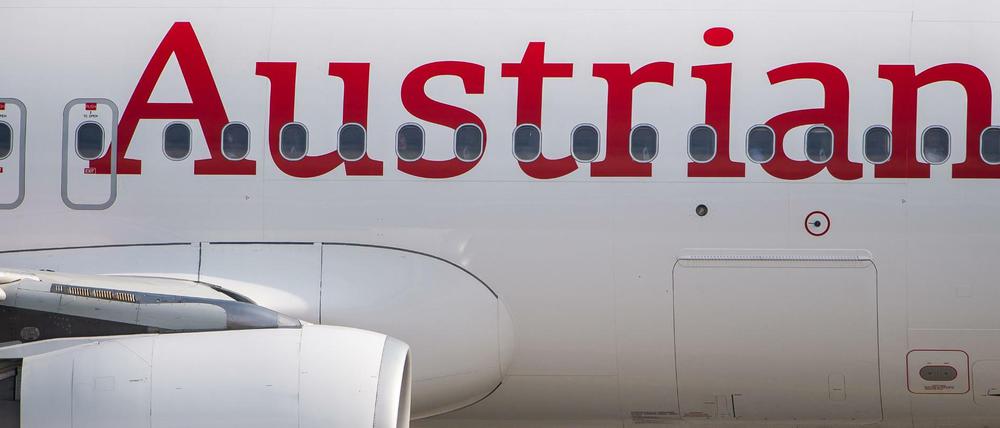 Eine Passagiermaschine der Fluggesellschaft Austrian Airlines rollt am Frankfurter Flughafen zur Startbahn. (Symbolbild)