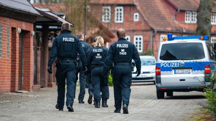 Polizisten bei einer Razzia wegen des Verdachts des banden- und gewerbsmäßigen Betrugs in Wriedel in Niedersachsen.
