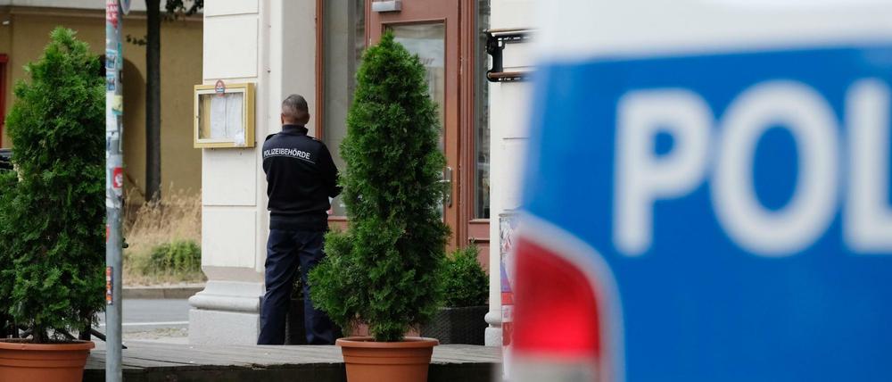 Ein Mitarbeiter der Polizeibehörde steht vor einem Restaurant in der Südvorstadt. Mit mehr als 500 Beamten ist die Bundespolizei gegen bandenmäßige Scheinehen vorgegangen. 