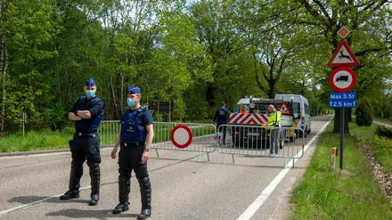 Polizeikontrolle in Maasmelchelen. Ein 46-jähriger Terrorverdächtiger ist in Belgien weiter flüchtig.