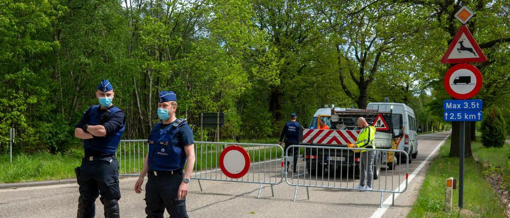 Polizeikontrolle in Maasmelchelen. Ein 46-jähriger Terrorverdächtiger ist in Belgien weiter flüchtig.