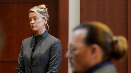 Amber Heard (M) und Johnny Depp (r), beide Schauspieler aus den USA, beobachten, wie die Geschworenen nach einer Pause in den Gerichtssaal des Fairfax County Circuit Courthouse kommen. Vor Gericht hat Schauspielerin Amber Heard ihrem früheren Ehemann Johnny Depp erneut gewalttätiges Verhalten vorgeworfen. 