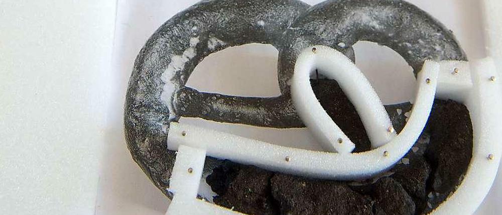 Eine 250 Jahre alte Brotzeit ist von Archäologen in Regensburg gefunden worden. Darunter auch eine Bretzel, wie hier zu sehen. 