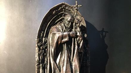 Eine beschädigte Reliquie von Papst Johannes Paul II. hängt am 05.06.2016 im Dom in Köln. Sie enthält ursprünglich einen Blutstropfen des verstorbenen Papstes.