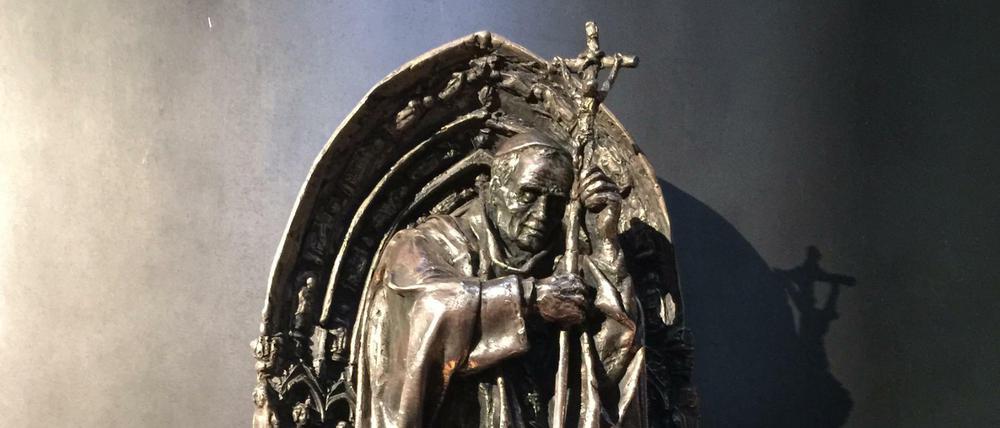 Eine beschädigte Reliquie von Papst Johannes Paul II. hängt am 05.06.2016 im Dom in Köln. Sie enthält ursprünglich einen Blutstropfen des verstorbenen Papstes.