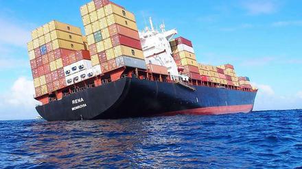 Das Containerschiff "Rena" ist auf Grund gelaufen und hängt schräg im Meer. 