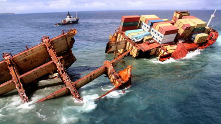 Es sind Bilder der schwersten Umweltkatastrophe Neuseelands: Teile des "Rena"-Frachters versinken im Meer und verseuchen die Küste.
