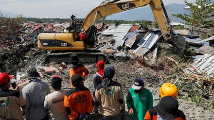 In Indonesien steigen die Zahlen nach den Erbeben und dem Tsunami immer weiter.