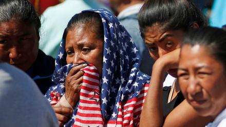 Nach dem Unglück in Mexiko trauern Menschen um ihre Angehörigen. 