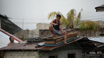Menschen bereiten sich auf den Taifun „Mangkhut“ vor und sichern ihre Häuser mit Holzplatten.