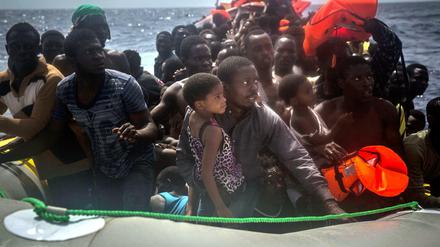 Diese Flüchtlinge aus Nordafrika konnten gerettet werden, viele andere ertrinken im Mittelmeer. 