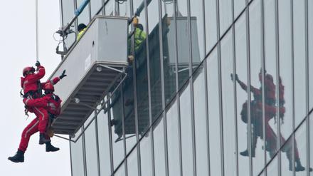 So sieht eine Übung aus, wenn in luftiger Höhe an einem Wolkenkratzer etwas passiert und Menschen gerettet werden müssen. Hier zu sehen am Beispiel der EZB in Frankfurt.