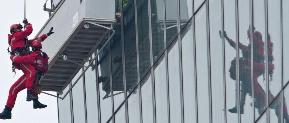 So sieht eine Übung aus, wenn in luftiger Höhe an einem Wolkenkratzer etwas passiert und Menschen gerettet werden müssen. Hier zu sehen am Beispiel der EZB in Frankfurt.