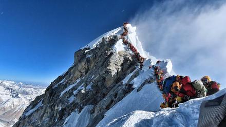 Der Andrang auf den Mount Everest führt zu risikoreichen Wartezeiten. Trotzdem lässt Nepal immer mehr Bergsteiger auf den Gipfel.