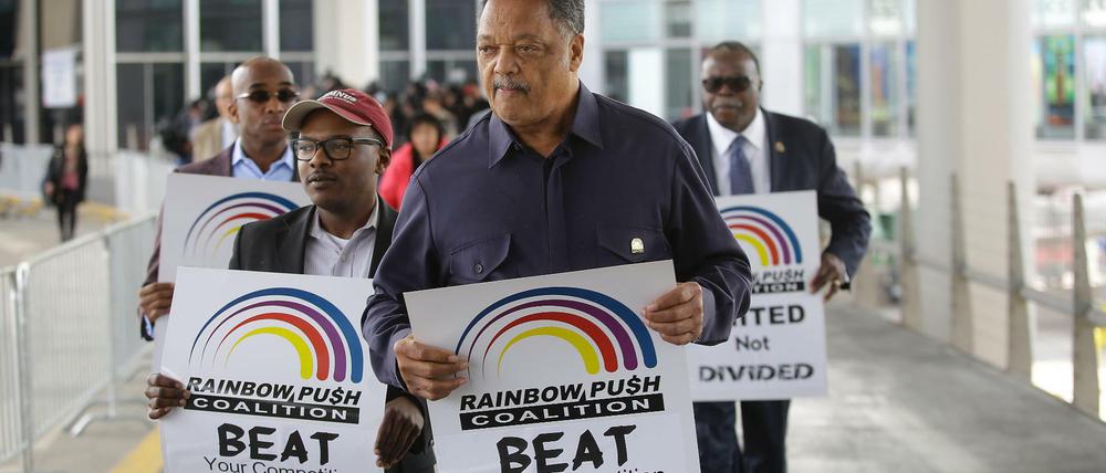 Der bekannte US-Bürgerrechtler demonstrierte am Mittwoch in Chicago gegen die Fluggesellschaft United Airlines. 