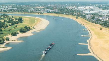 Ein Transportschiff fährt auf dem Rhein. Wegen der niedrigen Pegelstände können viele Binnenschiffe nur noch eingeschränkt fahren.