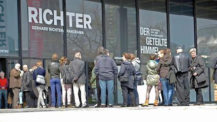 Die Schlange vor der Gerhard-Richter-Ausstellung.