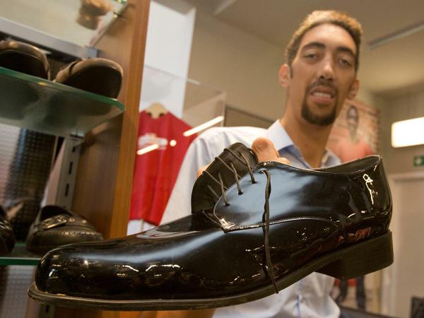Der mit 2,51 m größte Mensch der Welt, Sultan Kösen, zeigt am Dienstag in einem Schuhgeschäft in Vreden (Nordrhein-Westfalen) speziell angefertigte Schuhe der Größe 60.