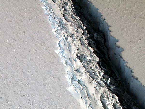 Nahaufnahme des gewaltigen Risses im Larsen-C-Schelfeis in der Antarktis, das sich vom Festland trennt. 