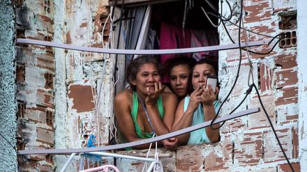 Die Bewohner der Favelas in Rio de Janeiro sind besonders gefährdet.