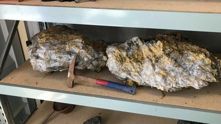Ein 95 Kilogramm schwerer Stein und ein 63 Kilogramm schwerer Stein sind bisher die spektakulärsten Funde in der Beta-Hunt-Mine.